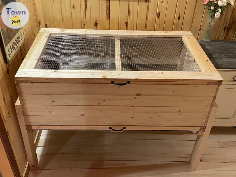 Photo of Raised wooden chick brooder 