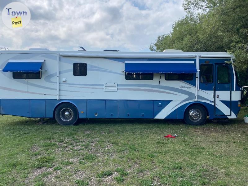 Photo of 2000 diesel pusher motor home